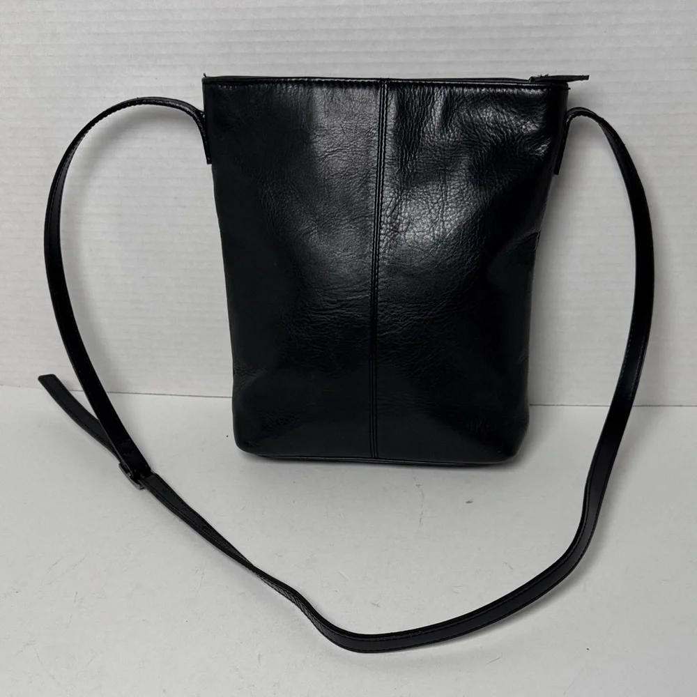 TANO Vintage 90s Minimal Sleek Black Pebble Leather Adjustable Crossbody Bag - Picture 5 of 16